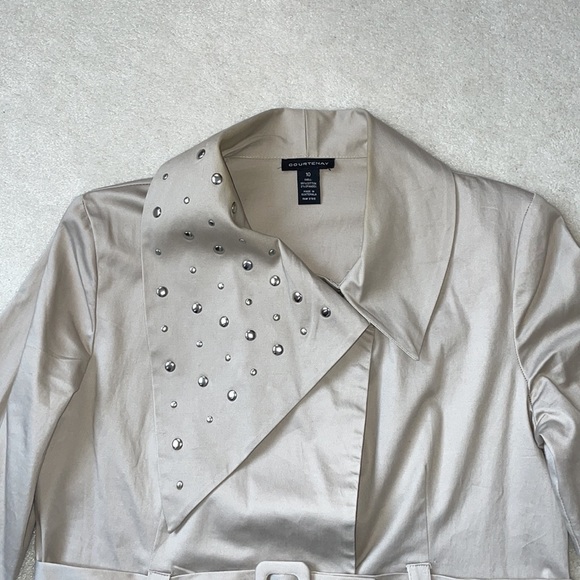 Chic cropped Trench Coat with Metal Stud detailing on Collar - Picture 2 of 16